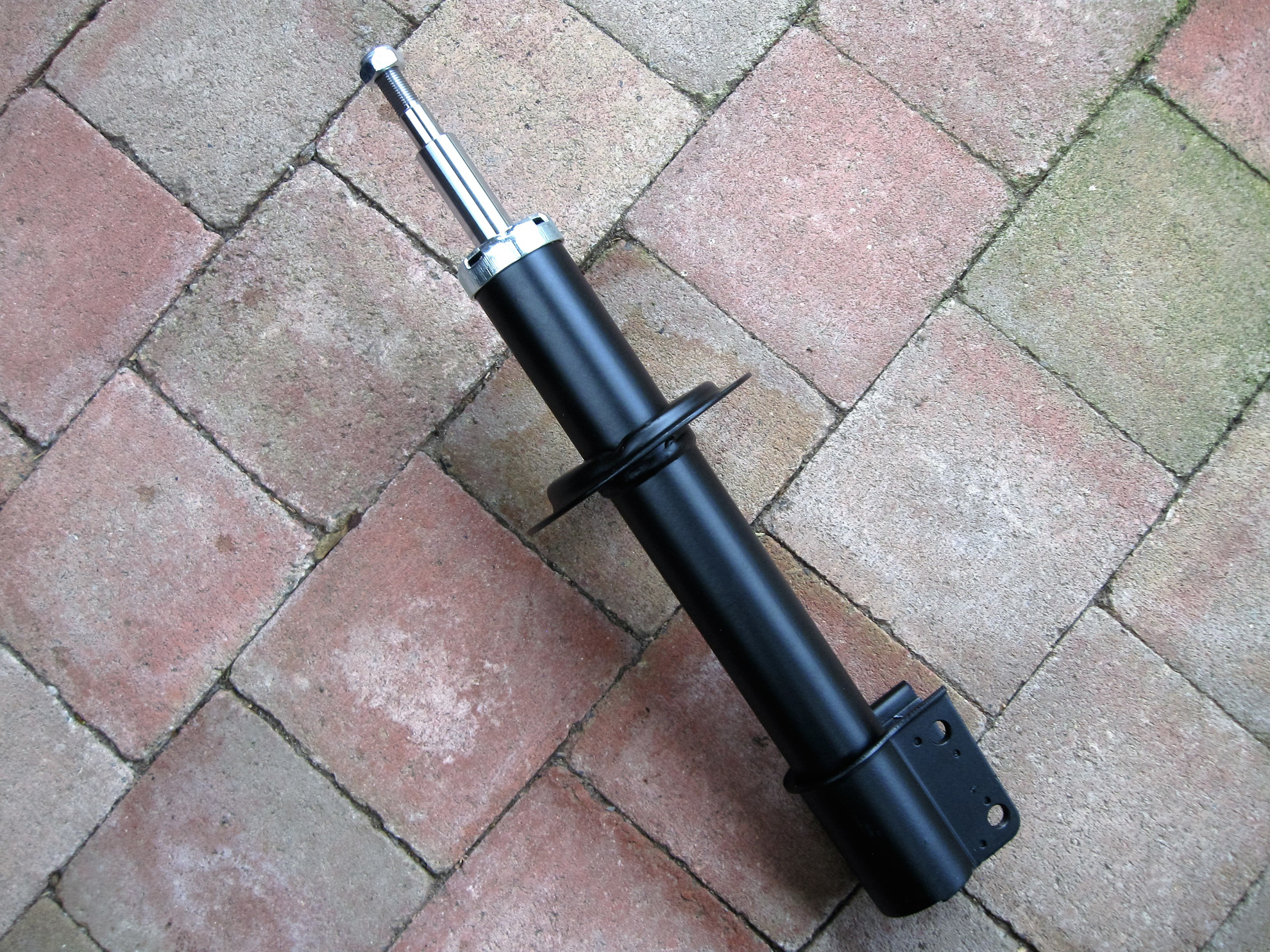 Picture of strut / shock absorber rear 1300
