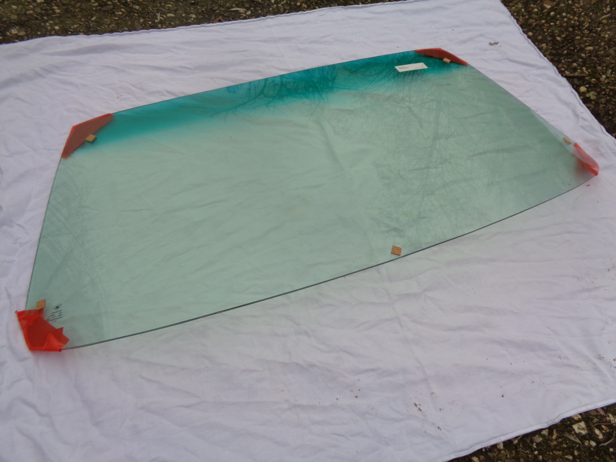Picture of windshield green tinted with sun shide band